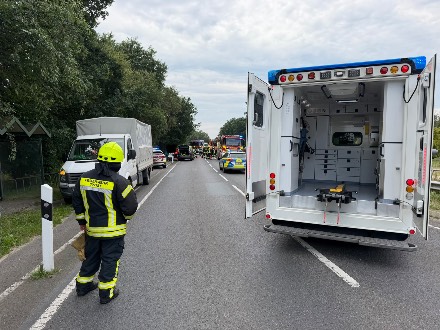 67-jarige automobilist botst met auto op trekker bij Twist, vlak over de grens bij Schoonebeek — foto 3 van 3