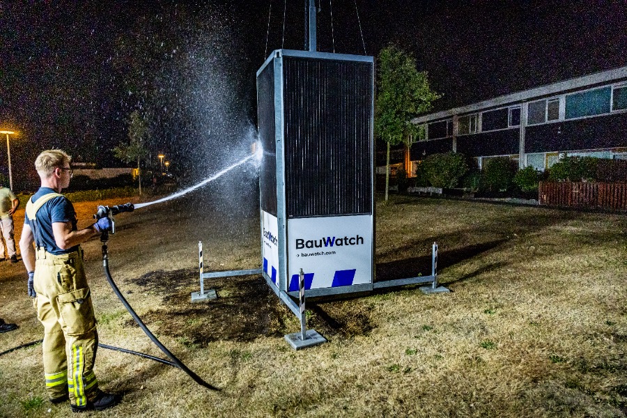 Grasbrand bij beveiligingscamera in Emmen — Emmen