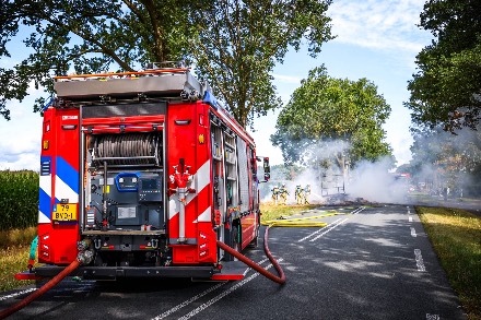 Aanhanger met hooi volledig uitgebrand aan de Pandijk bij Oosterhesselen — foto 2 van 4