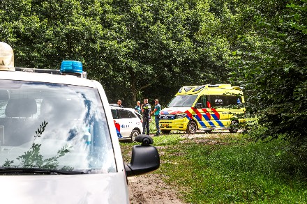 Hulpdiensten massaal uitgerukt nadat bestelbus in visvijver wordt gevonden in Klazienaveen — foto 4 van 4