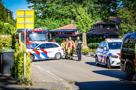 Brommerrijder raakt gewond na botsing met busje in Emmen — foto 3 van 4
