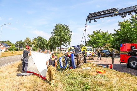 Auto belandt op zijkant na botsing tegen lantaarnpaal; bestuurder bekneld — foto 5 van 6