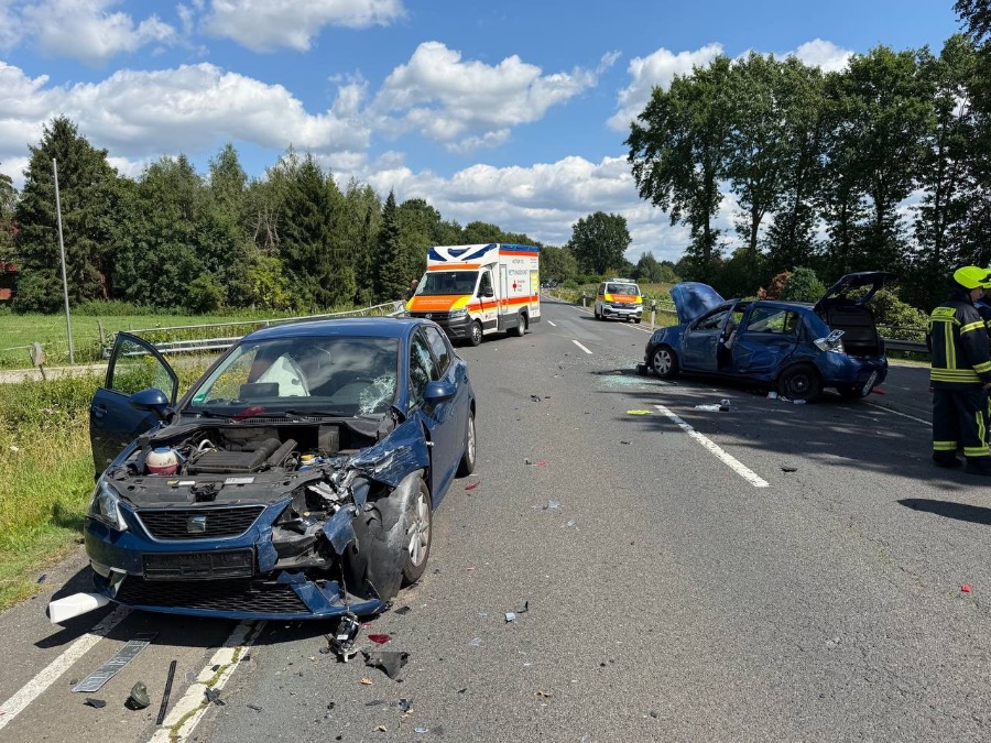 Zwaargewonde bij ongeval met drie voertuigen in Twist, vlak over de grens bij Schoonebeek — Twist