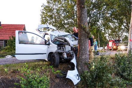 Ernstig verkeersongeval bij Linde: twee zwaargewonden — foto 1 van 5