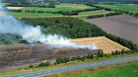 Brandweer bestrijdt akkerbrand in Eursinge — foto 2 van 5