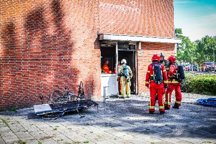 Meerdere bewoners ontruimd bij brand in fietsenstalling onder flat in Stadskanaal — foto 6 van 7