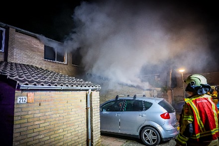 Uitslaande brand in schuurtje bij woning in Emmen — foto 4 van 8