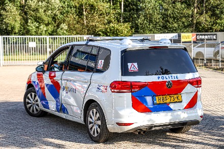 Vluchtende auto crasht tegen bedrijfspand in Emmen — foto 3 van 3