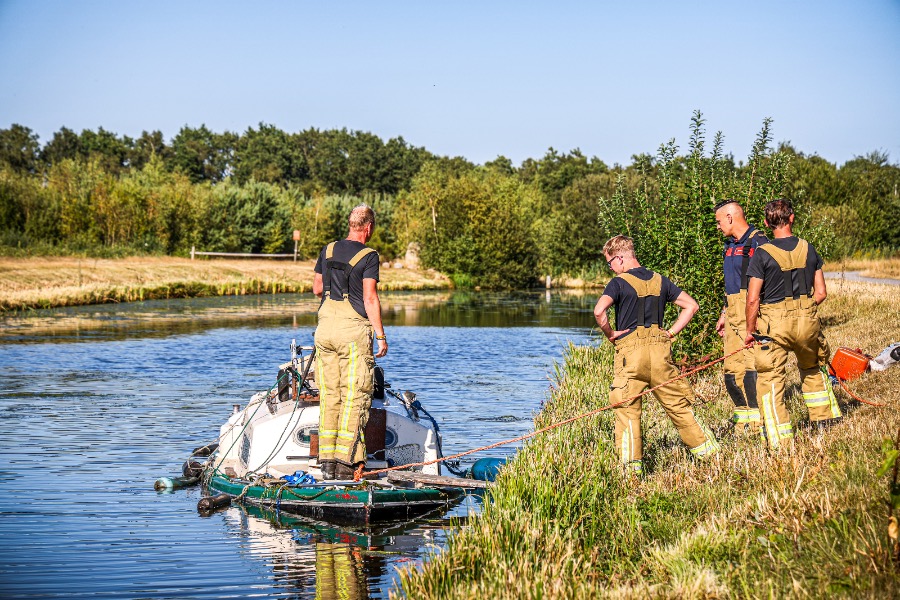 Bewoner redt spullen uit zinkend bootje in Nieuw-Dordrecht — Nieuw-Dordrecht