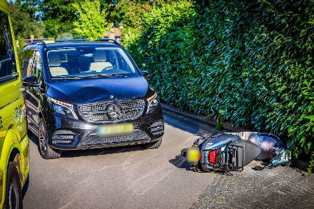 Brommerrijder raakt gewond na botsing met busje in Emmen — foto 1 van 4