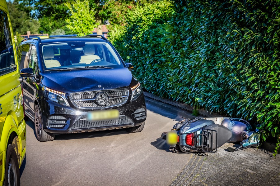 Brommerrijder raakt gewond na botsing met busje in Emmen — Emmen