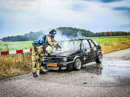 Volkswagen Golf brandt volledig uit in Emmen — foto 3 van 3