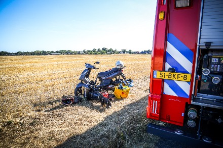 Bewoner redt spullen uit zinkend bootje in Nieuw-Dordrecht — foto 6 van 6