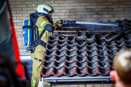 Uitslaande brand in schuurtje bij woning in Emmen — foto 8 van 8
