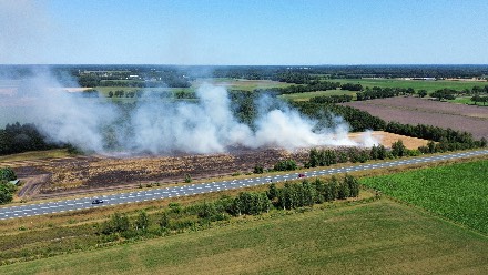 Brandweer bestrijdt akkerbrand in Eursinge — foto 1 van 5