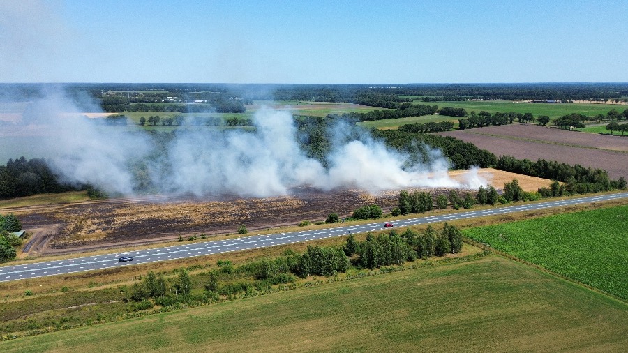 Brandweer bestrijdt akkerbrand in Eursinge — Eursinge