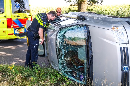 Auto belandt op zijkant na botsing tegen boom in Holsloot, bestuurster naar ziekenhuis — foto 1 van 4