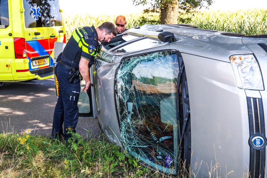 Auto belandt op zijkant na botsing tegen boom in Holsloot, bestuurster naar ziekenhuis — Holsloot