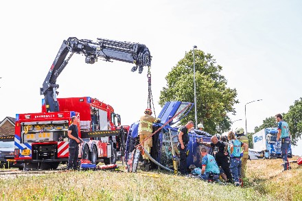 Auto belandt op zijkant na botsing tegen lantaarnpaal; bestuurder bekneld — foto 1 van 6