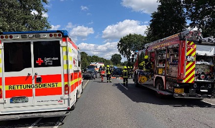 Zwaargewonde bij ongeval met drie voertuigen in Twist, vlak over de grens bij Schoonebeek — foto 3 van 5