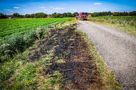 Bermbrand in Valthermond snel onder controle — foto 1 van 4