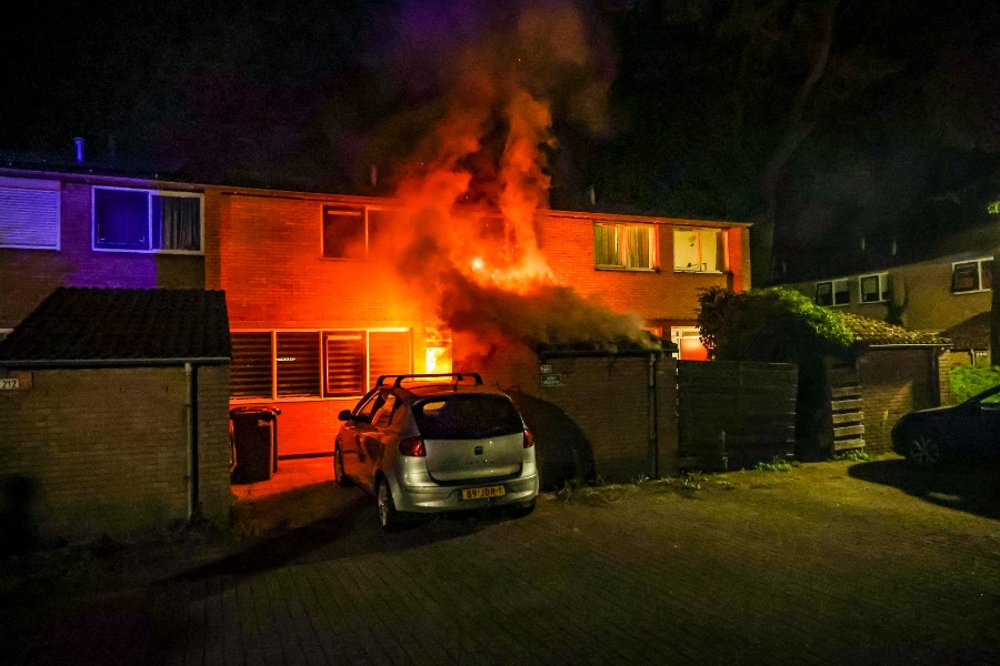 Uitslaande brand in schuurtje bij woning in Emmen — Emmen