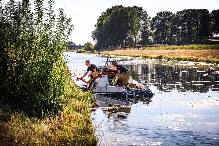 Bewoner redt spullen uit zinkend bootje in Nieuw-Dordrecht — foto 3 van 6