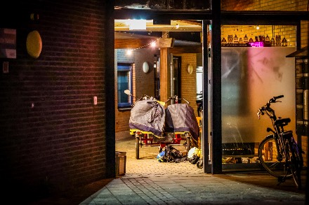 Brandweer urenlang bezig met gevaarlijke dampen bij Cosis in Beilen, deel gebouw ontruimd — foto 3 van 4