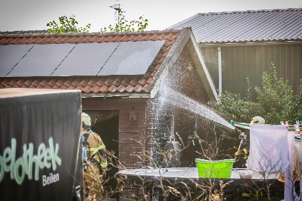 Brand aan buitenzijde van schuurtje in Wijster — foto 1 van 6