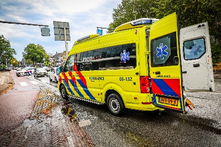 Fietser gewond na botsing met auto in Emmen — foto 2 van 3