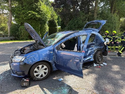 Zwaargewonde bij ongeval met drie voertuigen in Twist, vlak over de grens bij Schoonebeek — foto 5 van 5