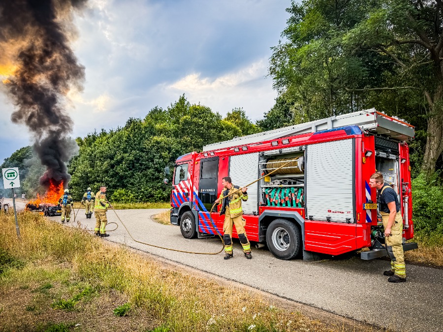 Volkswagen Golf brandt volledig uit in Emmen — Emmen