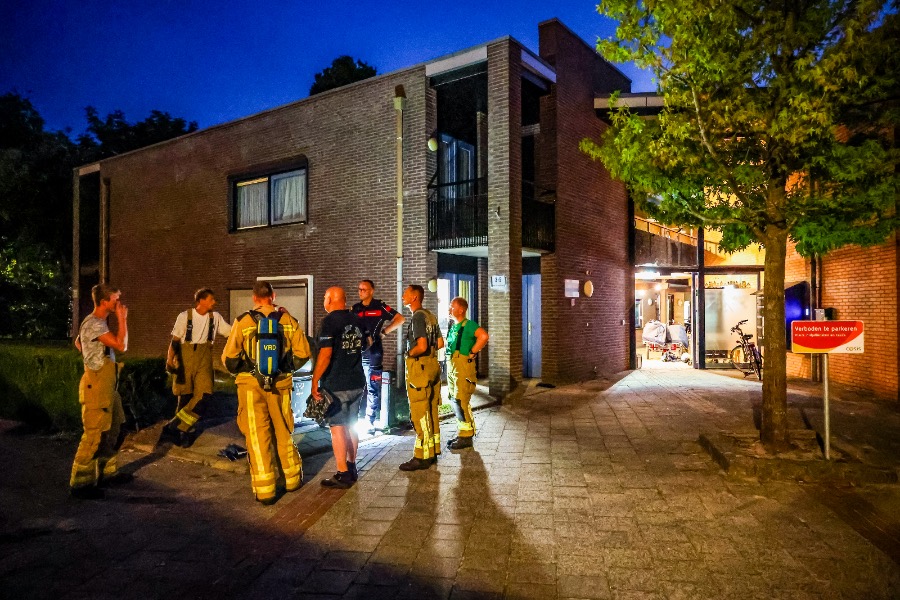 Brandweer urenlang bezig met gevaarlijke dampen bij Cosis in Beilen, deel gebouw ontruimd