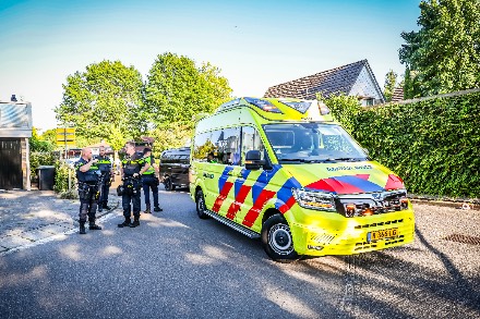 Brommerrijder raakt gewond na botsing met busje in Emmen — foto 4 van 4