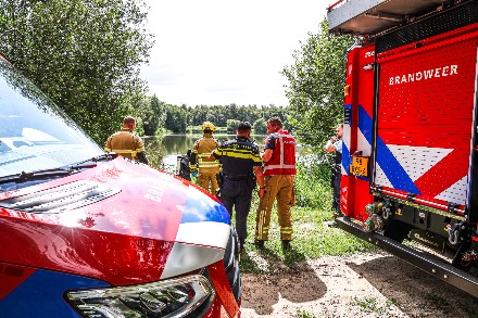 Hulpdiensten massaal uitgerukt nadat bestelbus in visvijver wordt gevonden in Klazienaveen — foto 3 van 4