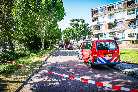 Meerdere bewoners ontruimd bij brand in fietsenstalling onder flat in Stadskanaal — foto 5 van 7
