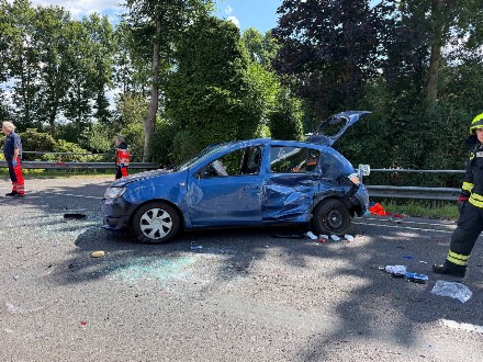 Zwaargewonde bij ongeval met drie voertuigen in Twist, vlak over de grens bij Schoonebeek — foto 4 van 5