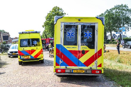 Auto belandt op zijkant na botsing tegen lantaarnpaal; bestuurder bekneld — foto 2 van 6