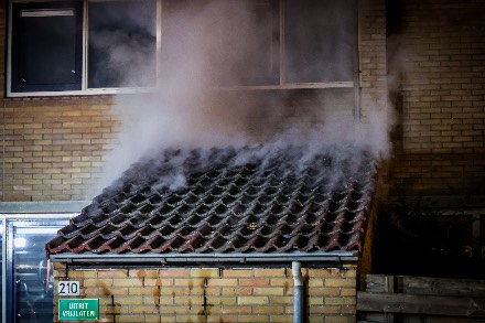 Uitslaande brand in schuurtje bij woning in Emmen — foto 5 van 8