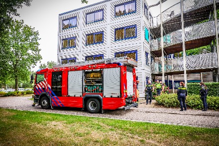 Brandweer uitgerukt voor brandmelding bij zorginstelling De Horst in Emmen — foto 1 van 3