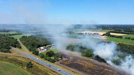 Brandweer bestrijdt akkerbrand in Eursinge — foto 3 van 5