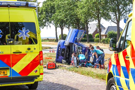Auto belandt op zijkant na botsing tegen lantaarnpaal; bestuurder bekneld — foto 3 van 6