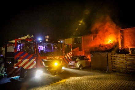 Uitslaande brand in schuurtje bij woning in Emmen — foto 2 van 8
