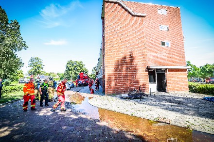 Meerdere bewoners ontruimd bij brand in fietsenstalling onder flat in Stadskanaal — foto 4 van 7
