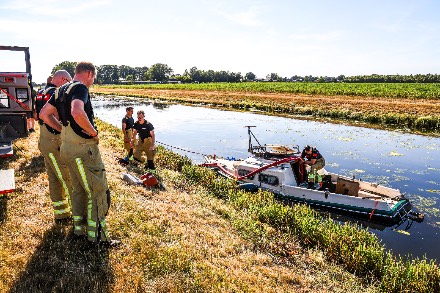 Bewoner redt spullen uit zinkend bootje in Nieuw-Dordrecht — foto 4 van 6