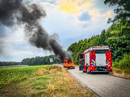 Volkswagen Golf brandt volledig uit in Emmen — foto 2 van 3