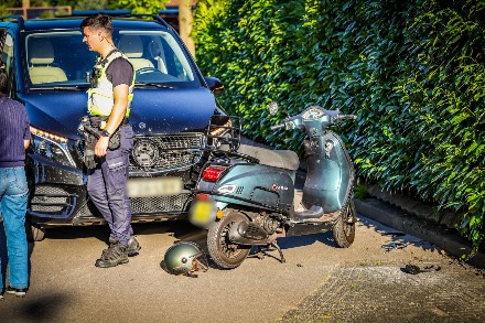 Brommerrijder raakt gewond na botsing met busje in Emmen — foto 2 van 4