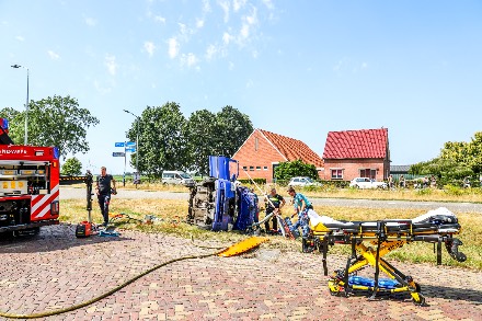 Auto belandt op zijkant na botsing tegen lantaarnpaal; bestuurder bekneld — foto 4 van 6