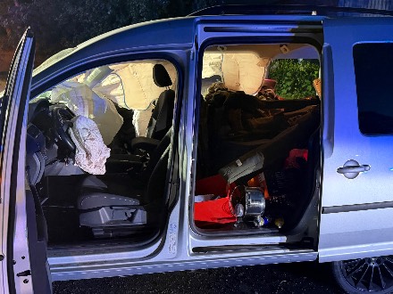 Auto raakt van de weg en botst tegen boom in Duitse Haren — foto 4 van 4