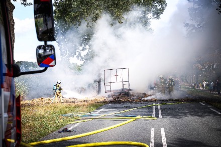 Aanhanger met hooi volledig uitgebrand aan de Pandijk bij Oosterhesselen — foto 4 van 4